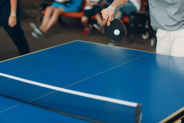 Tabel Untuk Ping Pong Dan Pemain Dengan Raket — Stok Foto