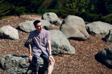 Taş üzerine oturan taban protezi ile Engelli genç adam