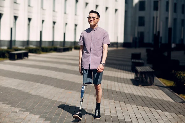 Fogyatékkal Élő Fiatalember Protézis Láb Sétál Utcán — Stock Fotó