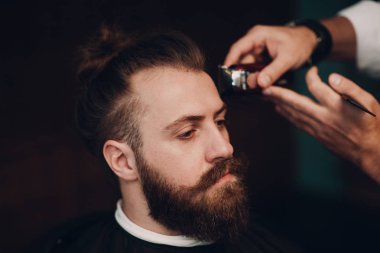 Ahşap iç berber dükkanı. Sakallı modeli adam ve Kuaför.