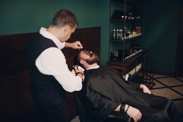 Barbearia Com Interior Madeira Homem Modelo Barbudo Barbeiro Com Pente — Fotografia de Stock