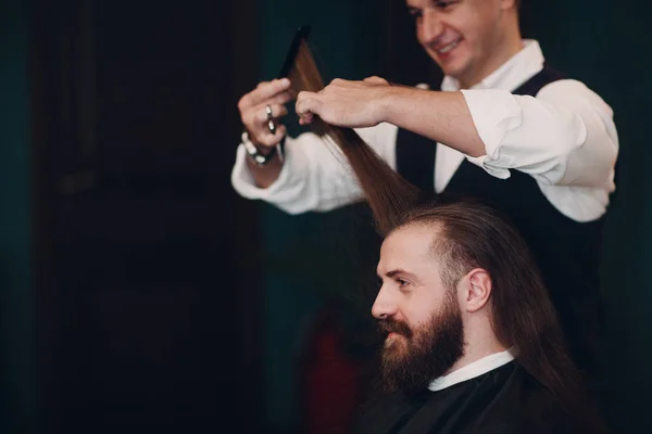 Barbearia Com Interior Madeira Homem Modelo Barbudo Barbeiro — Fotografia de Stock