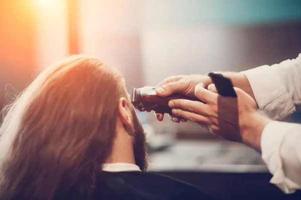 Cabeleireiro Fazer Penteado Homem Modelo Barbudo Barbeiro Mão Com Aparador — Fotografia de Stock