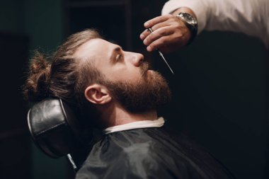 Ahşap iç berber dükkanı. Sakallı modeli adam ve Kuaför.