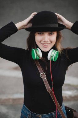 Web radyo müzik konsepti. Kulaklıklar ile genç güzel kız.