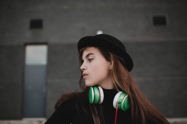 Web radyo müzik konsepti. Genç güzel bayan ve kulaklık.