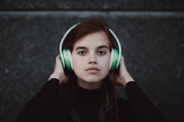 Web radyo müzik konsepti. Genç güzel bayan ve kulaklık.