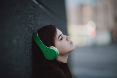 Web radyo müzik konsepti. Genç kız kulaklık ile müzik dinleme oldukça.