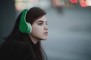 Web radyo müzik konsepti. Kulaklıklar ile genç güzel kız.