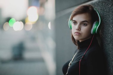 Web radyo müzik konsepti. Genç güzel bayan ve kulaklık.