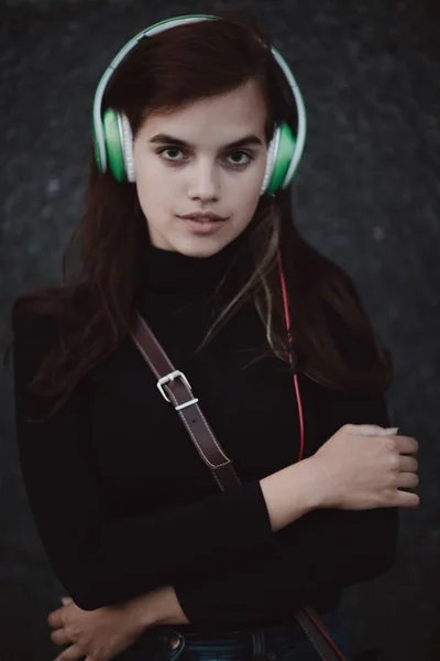 Web ラジオの音楽のコンセプト ヘッドフォンで若いきれいな女の子 — ストック写真