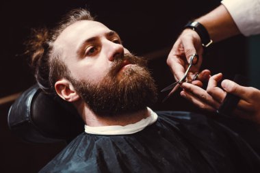 Ahşap iç berber dükkanı. Sakallı modeli adam ve Kuaför