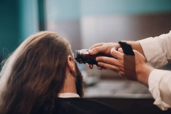 Cabeleireiro Faz Penteado Masculino Barbudo Modelo Homem Barbeiro Mão — Fotografia de Stock
