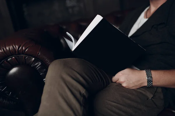 Uomo Sta Leggendo Libro Con Copertina Bianca Nera — Foto Stock