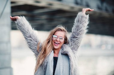 Eller yukarı olan bir genç enerjik pozitif kadın portresi