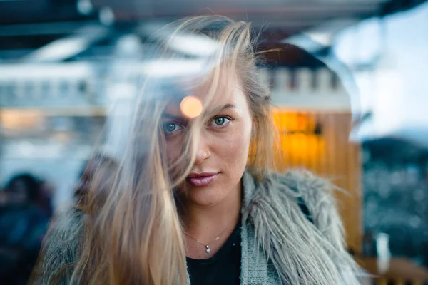 Potret Seorang Wanita Muda Yang Energik Positif Melalui Kaca Jendela — Stok Foto