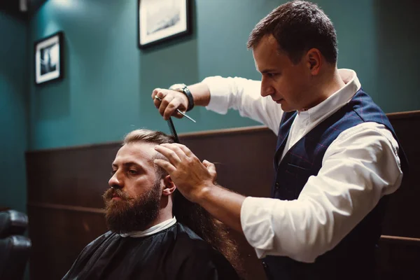 Barbearia Com Interior Madeira Homem Modelo Barbudo Barbeiro — Fotografia de Stock