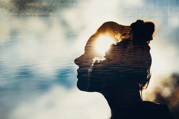Kepala cahaya. Matahari dan wanita siluet. Konsep filosofi dan psikologi . Stok Foto Bebas Royalti