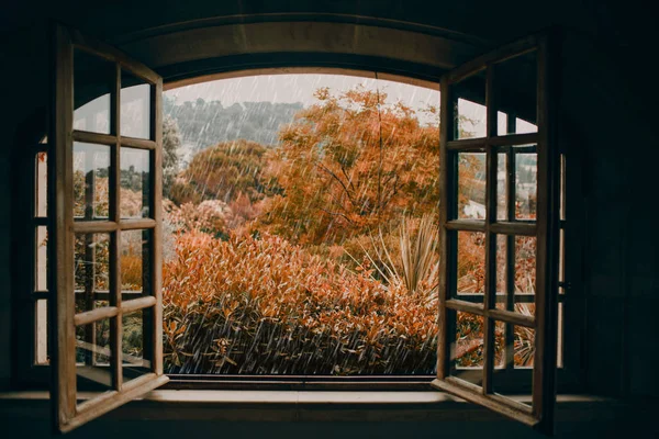 Herbst Und Regen Durch Offenes Vintage Fenster — Stockfoto