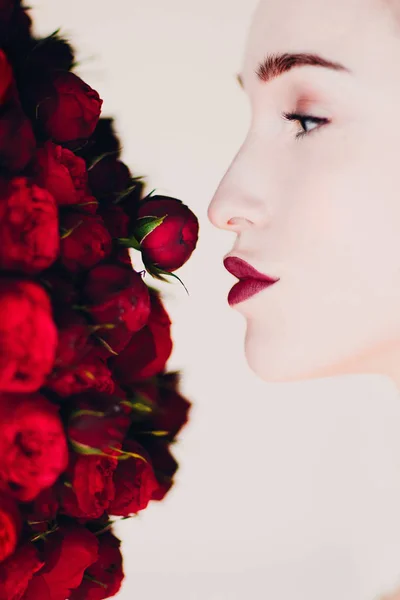 モデル級美女と赤花 Bouguet — ストック写真