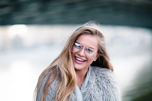 Retrato Una Joven Mujer Energética Positiva — Foto de Stock