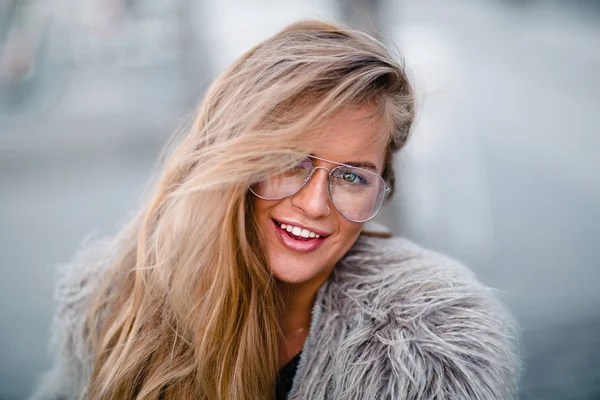 Gros Plan Portrait Une Jeune Femme Énergique Positive Avec Beau — Photo