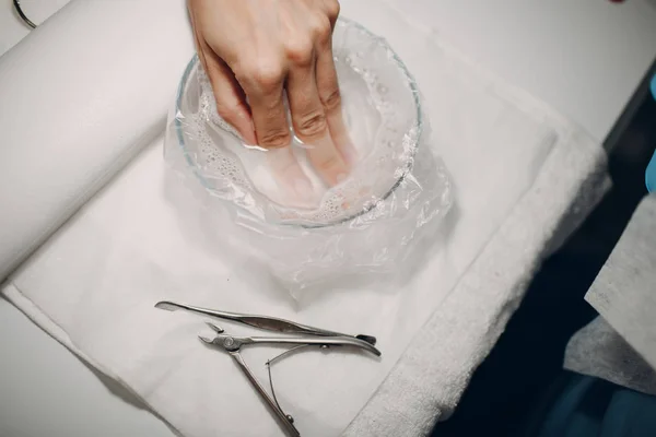 Vrouw Nagel Salon Schoonheid Manicure Toe Passen Luxe Vrouw Handen — Stockfoto