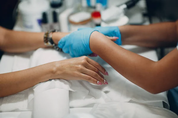 Mujer Salón Uñas Aplicando Manicura Belleza Mujeres Lujo Manos —  Fotos de Stock