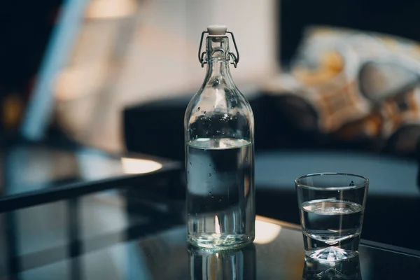 Botella Vaso Con Agua Limpia — Foto de Stock