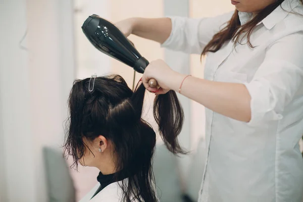 Brunette Girl Hairdresser Doing Styling — Stock Photo, Image