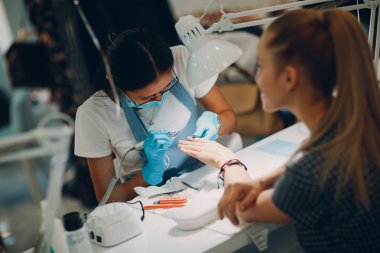 Tırnak salonu güzellik manikür uygulama kadında. Lüks kadın eller.