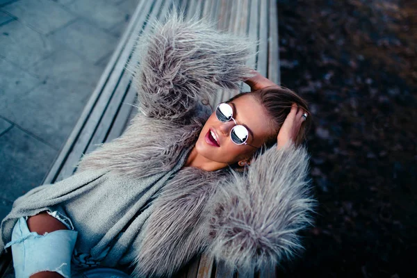 Porträt Einer Jungen Positiv Überraschten Frau — Stockfoto