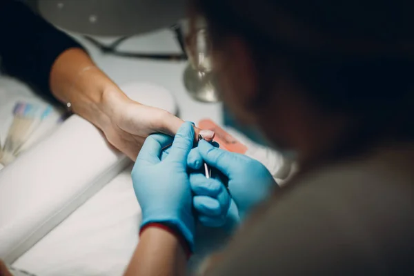 Mujer Salón Uñas Aplicando Manicura Belleza Mujeres Lujo Manos —  Fotos de Stock