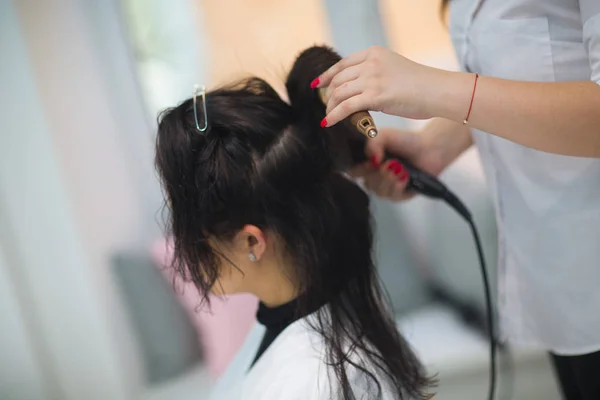 Brunette Girl Hairdresser Doing Styling — Stock Photo, Image