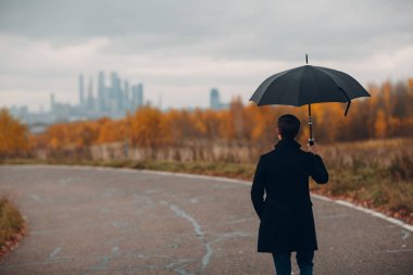 Şemsiye yağmurla kentine yürüme siyah montlu genç adam