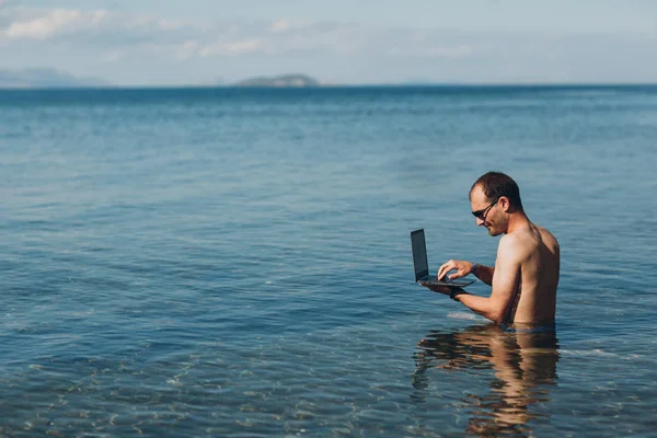 Pengusaha Muda Bekerja Dengan Laptop Oleh Laut — Stok Foto