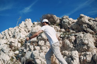 Genç bir adam'da yürüyüş devreye girer