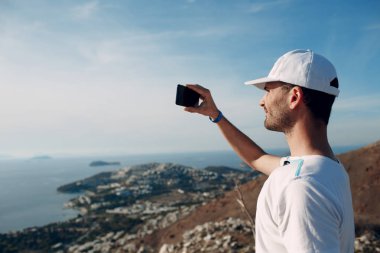 Dağcı üstte Yatay bir smartphone cep telefonu ile fotoğraf çekimi