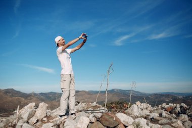 Tırmanıcı bir cep telefonuna manzara fotoğrafçılığı üstte