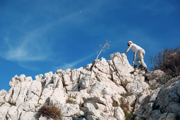 Bergsteiger Erklimmt Den Felsen — Stockfoto