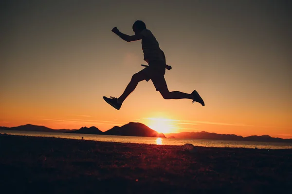 Joven Hombre Feliz Enérgico Saltando Orilla Del Mar —  Fotos de Stock