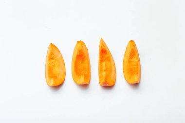 Beyaz arka planda dilimlenmiş balkabağı