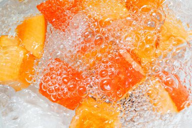 Bir suda bir tabakta kabak dilimlenmiş