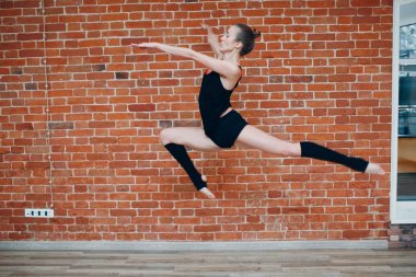 Dans stüdyosunda dans eden genç bir kadın