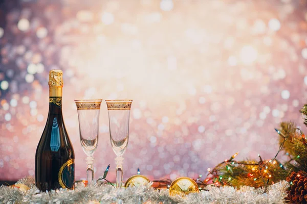 Capodanno Sfondo Celebrazione Con Champagne Paio Bicchieri Con Decorazione Natalizia — Foto Stock