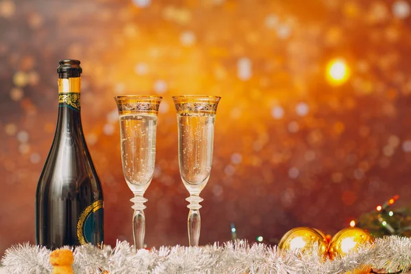 Новый Год Канун Празднования Фона Шампанским Пару Бокалов Рождественским Украшением Стоковая Картинка