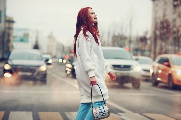 Rossa Giovane Donna Con Cappotto Bianco Jeans Blu Attraversa Strada — Foto Stock