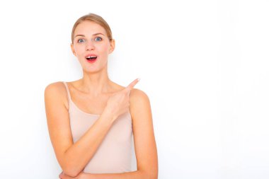 Mutlu sürpriz genç kadın modeli portresi gösterir ile ön plana parmak gösterir yer reklam veya promosyon metni için.