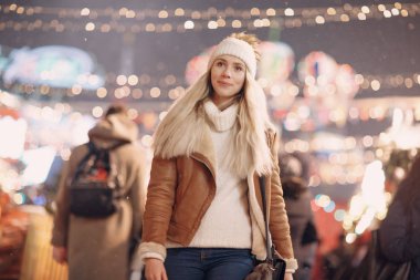 Genç bir kadın yeni yıl adil yürür