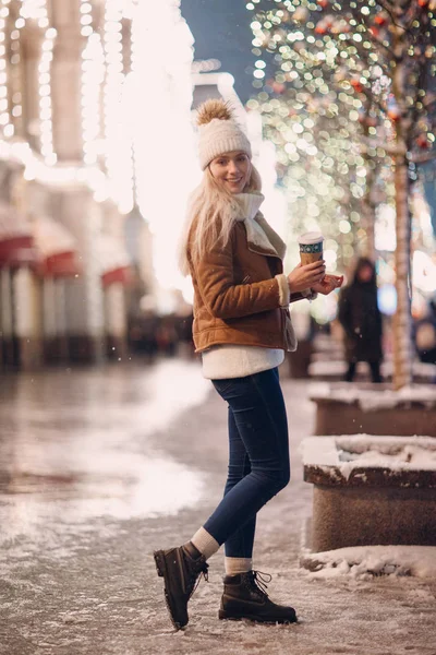 Mujer Joven Con Una Taza Café Caminando Por Calle Invierno —  Fotos de Stock